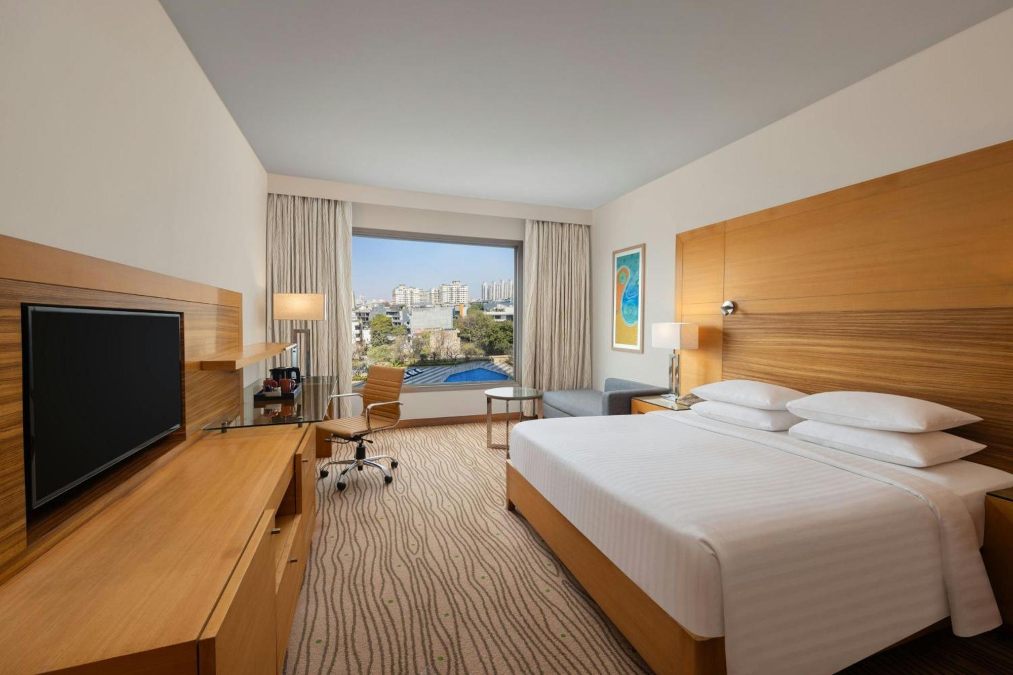 Courtyard By Marriott Gurugram Downtown Otel Gurgaon Dış mekan fotoğraf