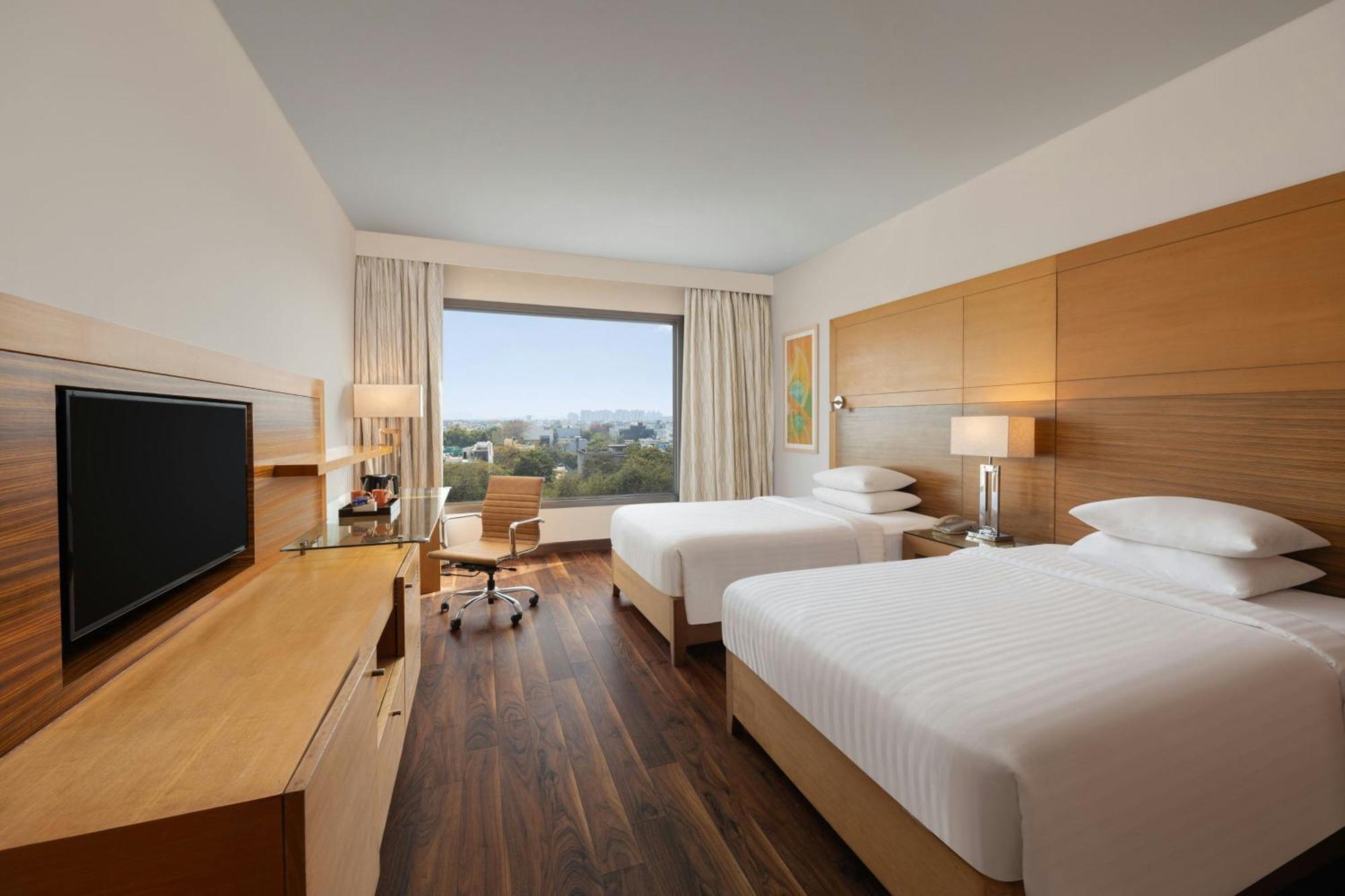 Courtyard By Marriott Gurugram Downtown Otel Gurgaon Dış mekan fotoğraf