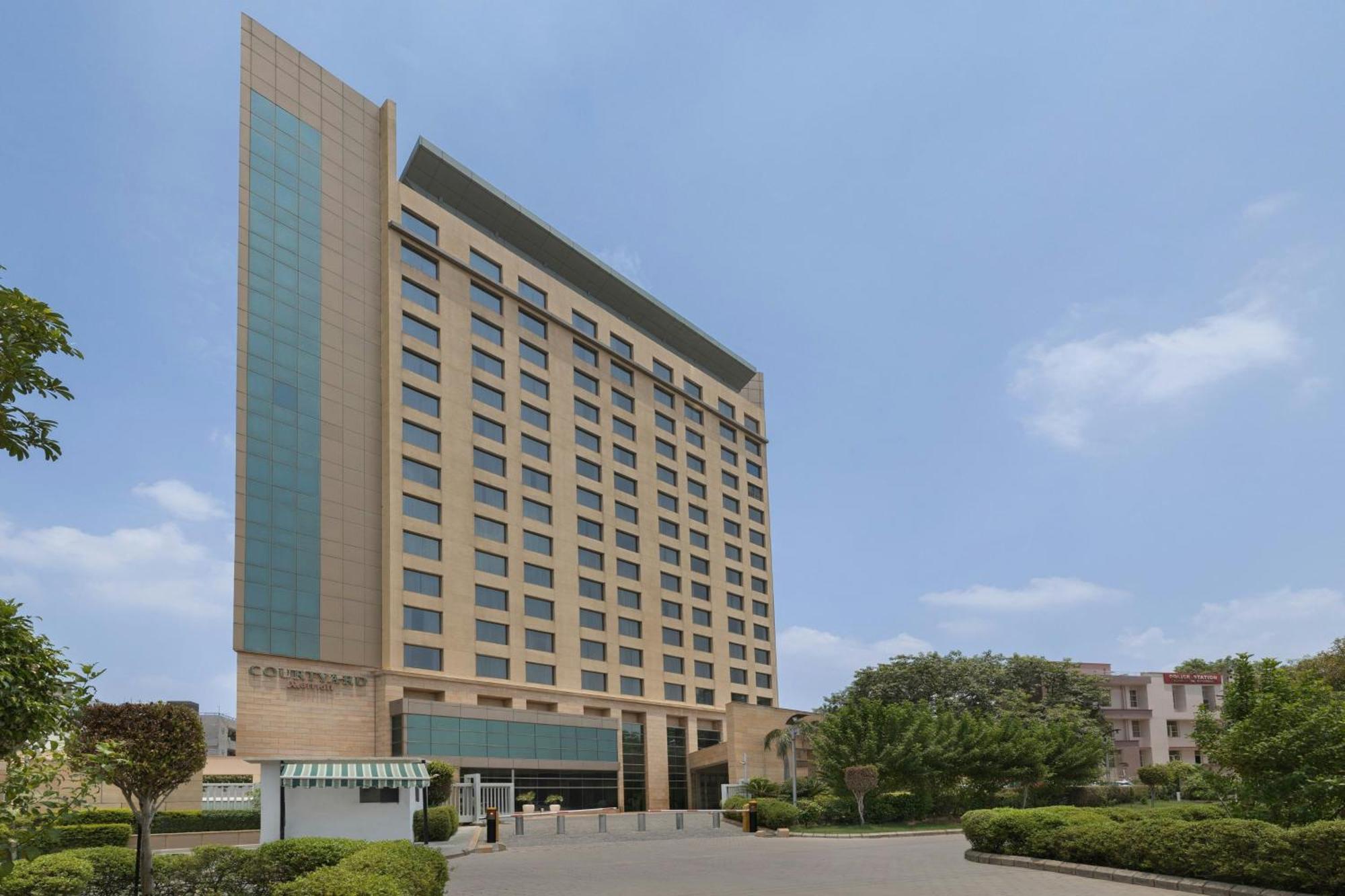 Courtyard By Marriott Gurugram Downtown Otel Gurgaon Dış mekan fotoğraf
