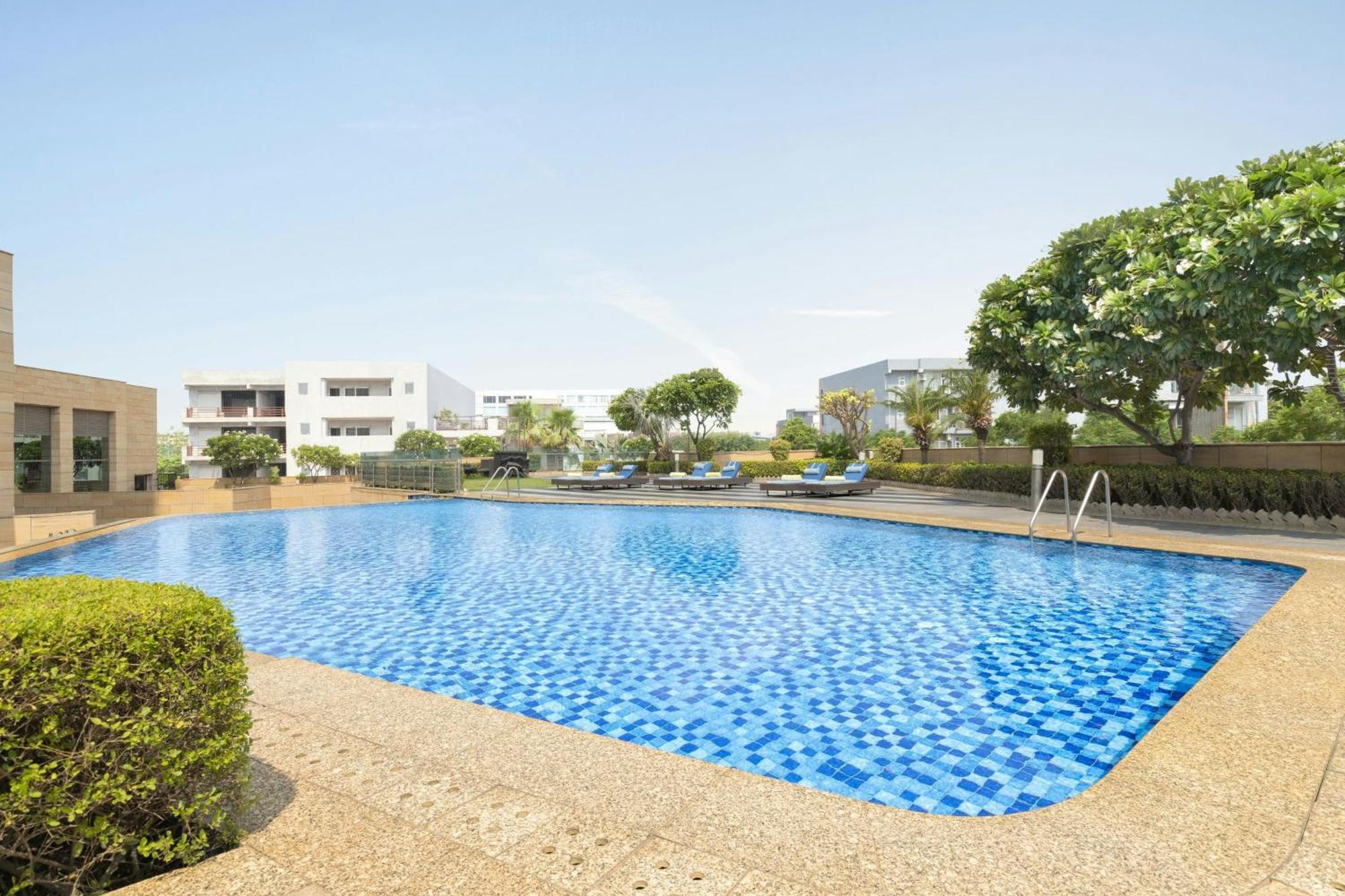 Courtyard By Marriott Gurugram Downtown Otel Gurgaon Dış mekan fotoğraf