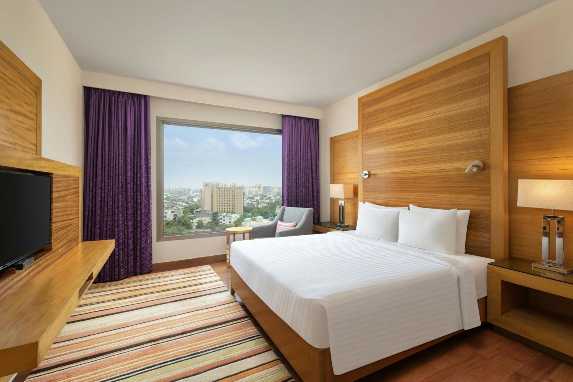 Courtyard By Marriott Gurugram Downtown Otel Gurgaon Dış mekan fotoğraf