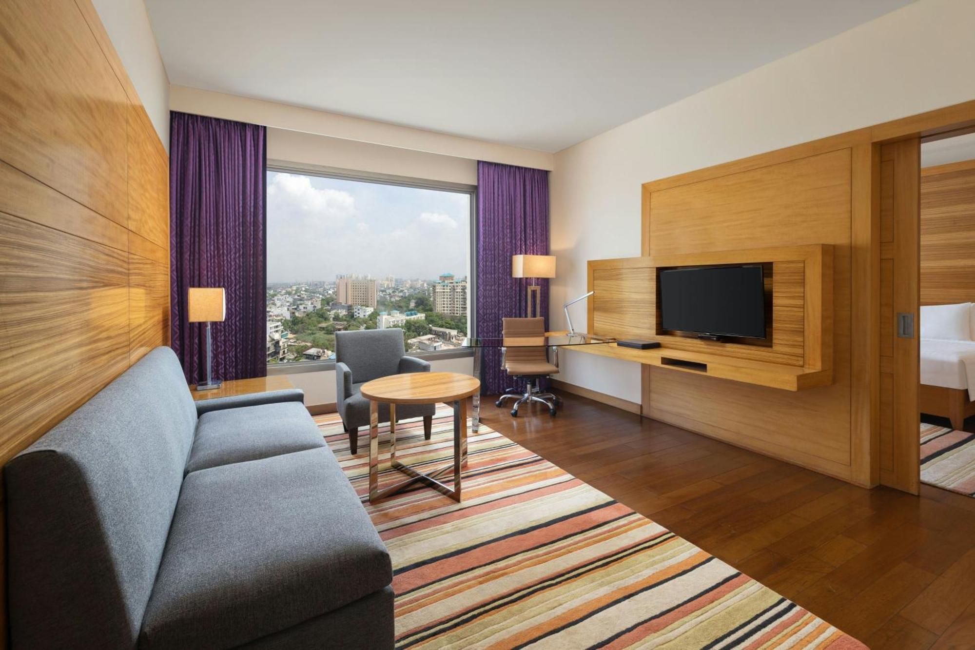 Courtyard By Marriott Gurugram Downtown Otel Gurgaon Dış mekan fotoğraf