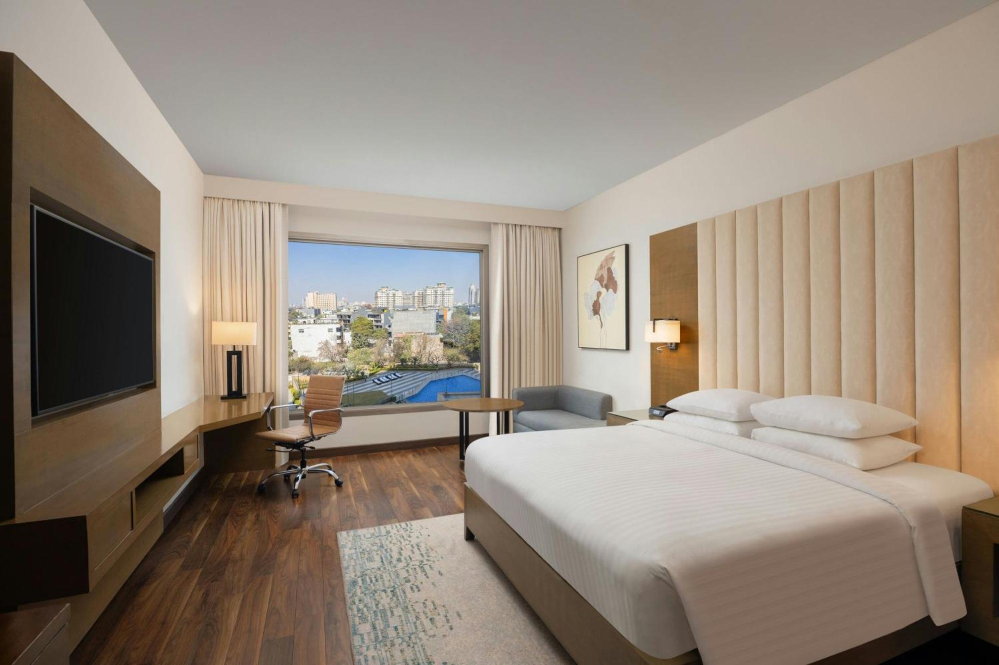 Courtyard By Marriott Gurugram Downtown Otel Gurgaon Dış mekan fotoğraf