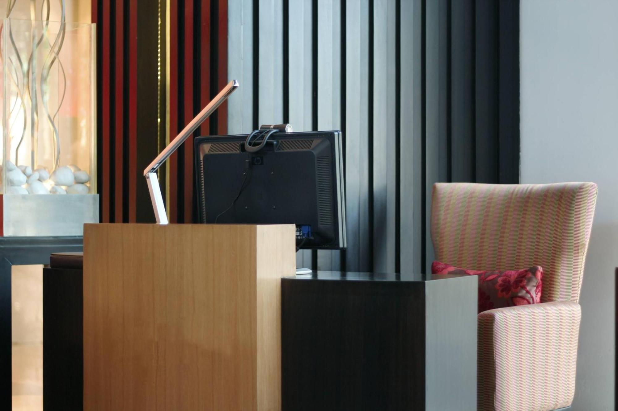 Courtyard By Marriott Gurugram Downtown Otel Gurgaon Dış mekan fotoğraf